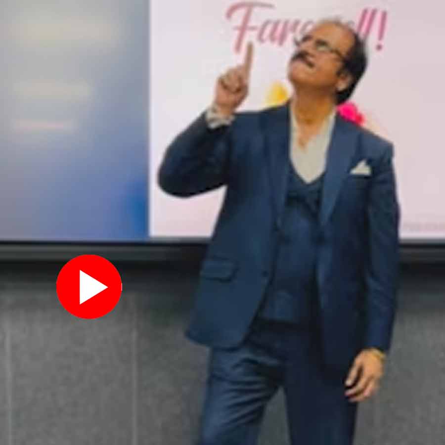 Video shows mathematics teacher creates storm by dance at Farewell Party