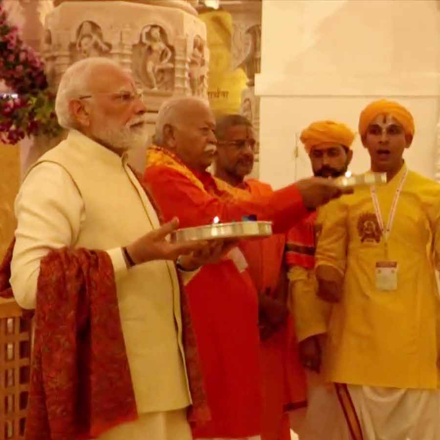 অযোধ্যার রামমন্দিরে আরতি করছেন প্রধানমন্ত্রী নরেন্দ্র মোদী। সঙ্গে রয়েছেন সরসঙ্ঘচালক মোহন ভাগবত।