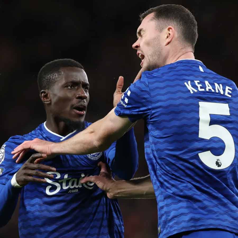Everton’s Idrissa Gueye slaps teammate Michael Keane