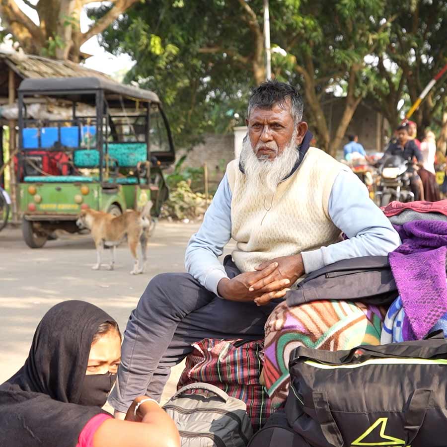 Hakimpur witnesses crowds of undocumented Bangladeshi migrants wanting to return to their country as SIR process continues dgtl
