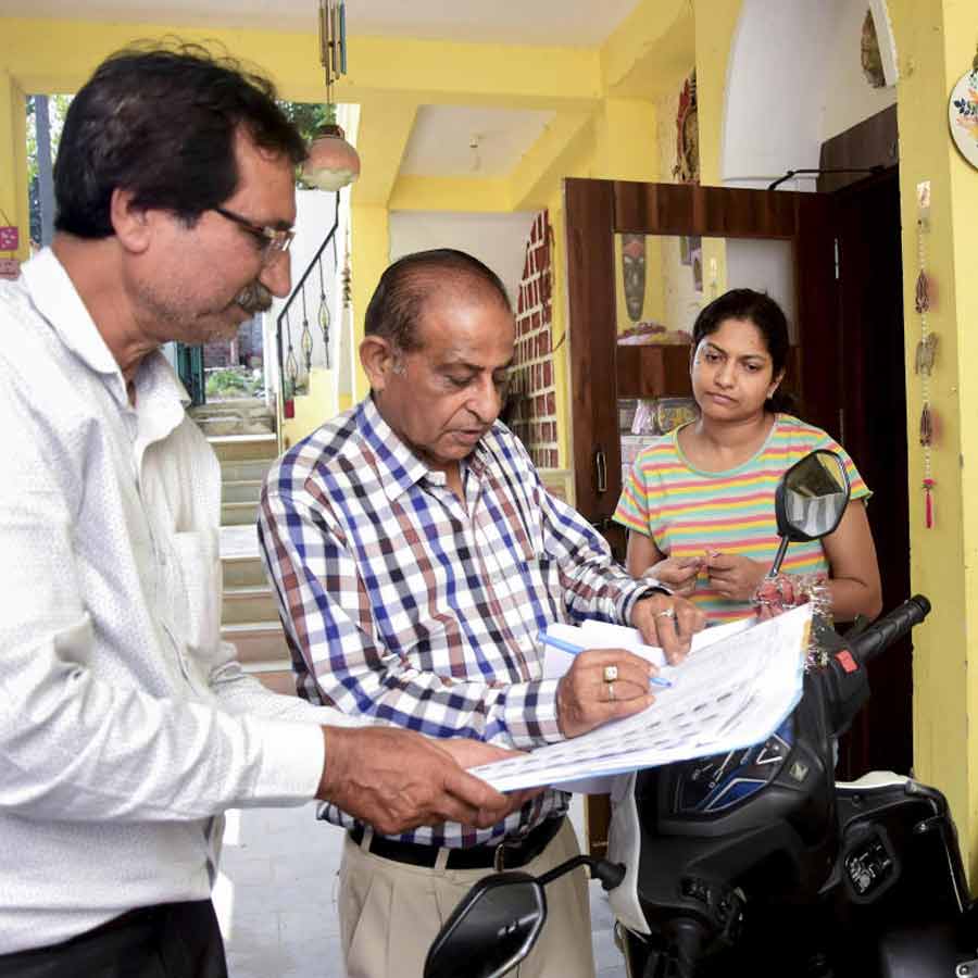 BJP, RSS appointed as BLO assistants in Madhya Pradesh, debate arise