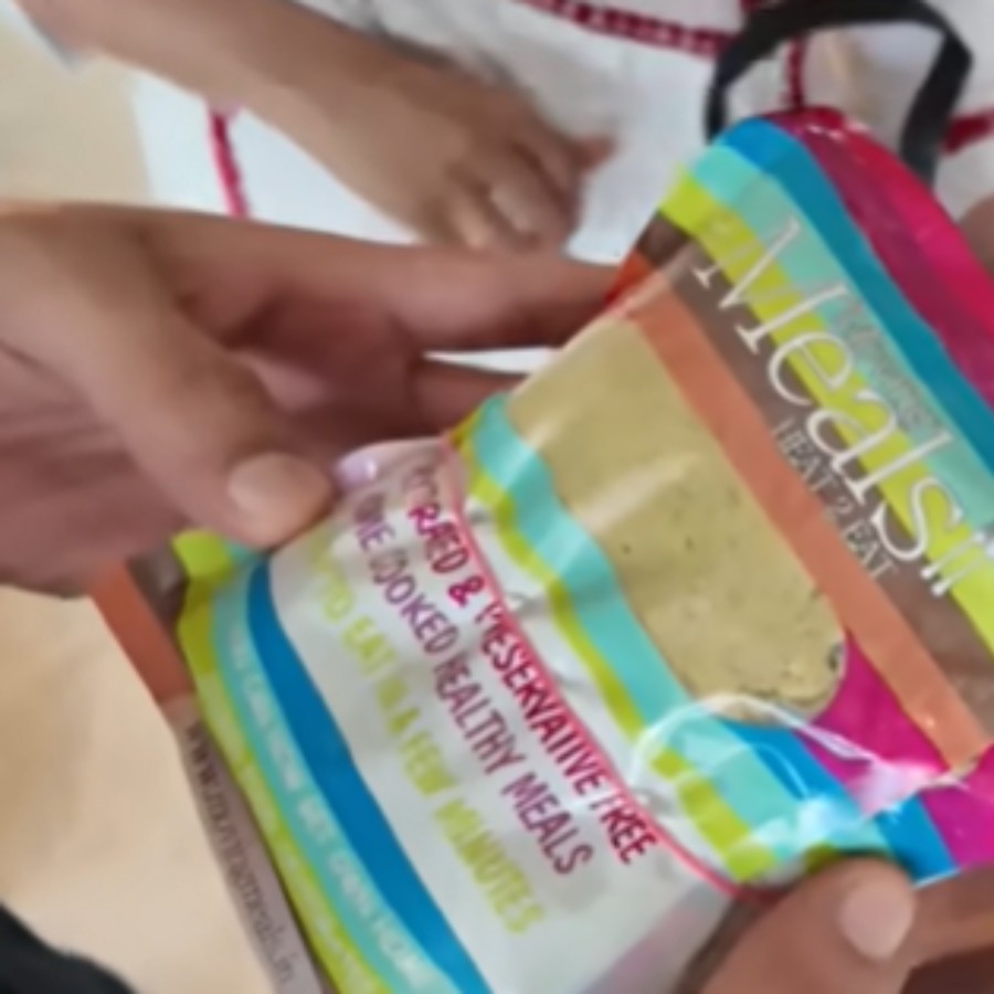 ডিহাইড্রেটেড খাবারের প্যাকেট।