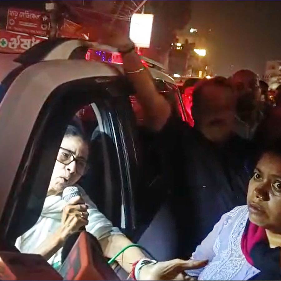 Family of accident victim staged protest on way of CM Mamata Banerjee in Barasat dgtld