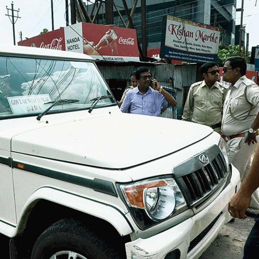 Calcutta High Court dismisses terminated driver's appeal for 'grave negligence' in keeping government car at home dgtl