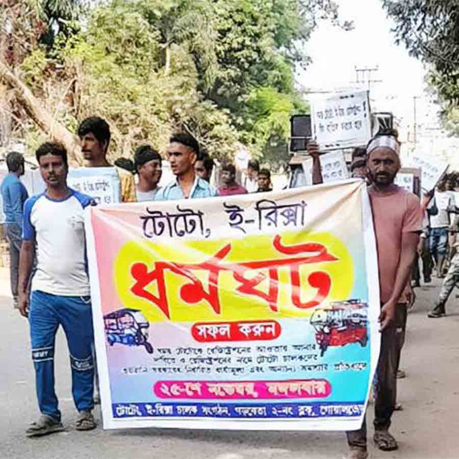 Agitation of toto and E-rickshaw driver rising at Midnapore