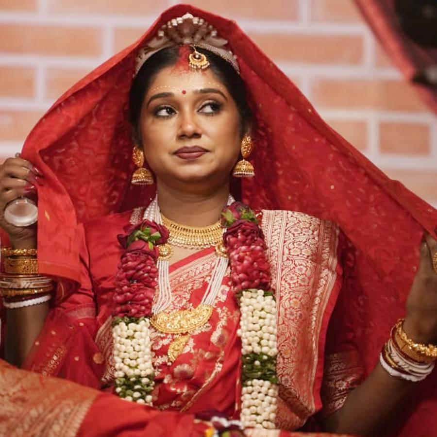 সাতপাকে বাঁধা পড়লেন অন্তরা মিত্র।