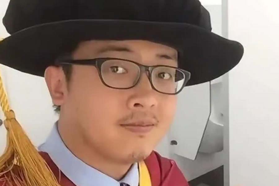 ডেলিভারি বয় ডিং।