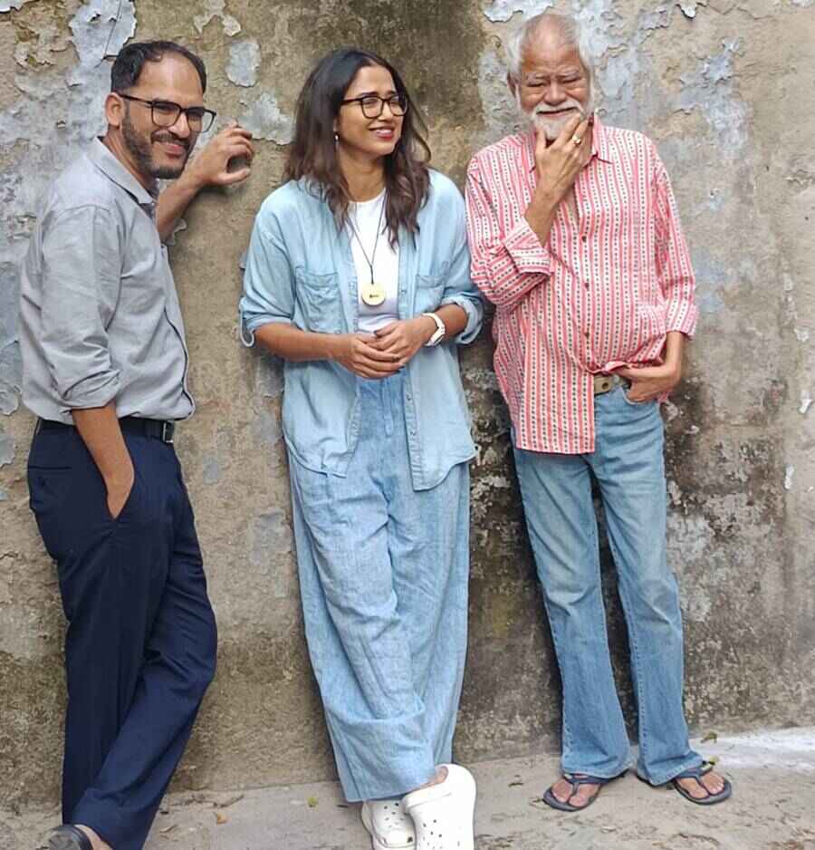 শুটিংয়ের ফাঁকে ঋত্বিক চক্রবর্তী, সোহিনী সরকার, সঞ্জয় মিশ্র।