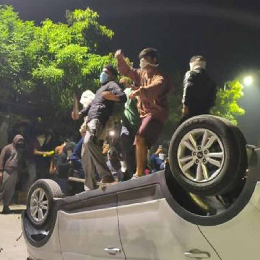 Students storm Chancellor’s bungalow at MP VIT University amid jaundice outbreak claim, protest erupt dgtl