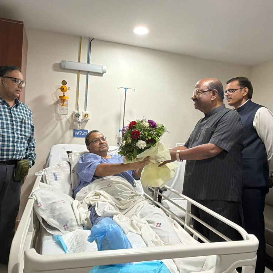 বুধবার হাসপাতালে গিয়ে কুণাল ঘোষের সঙ্গে দেখা করেন রাজ্যপাল সিভি আনন্দ বোস। কুণালের হাতে একটি ফুলের স্তবক তুলে দেন তিনি।
