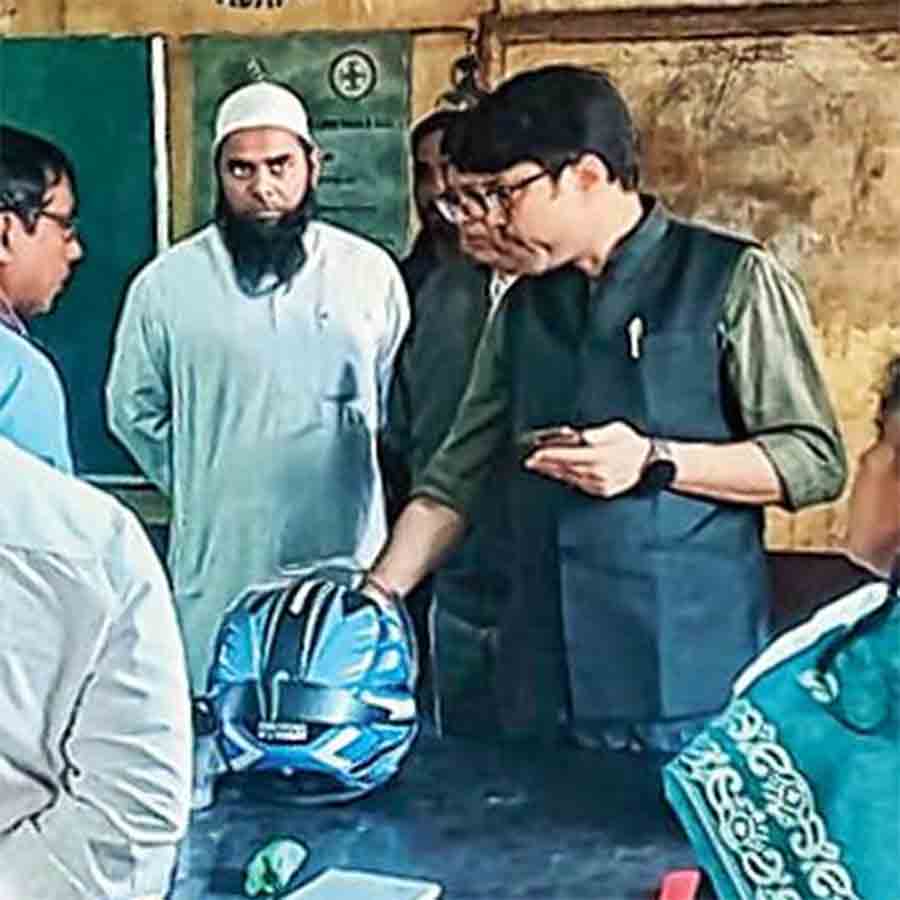 Several BLOs of Bardhaman completed their own work and helping other BLOs