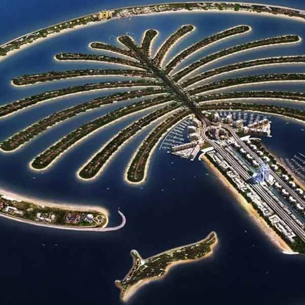 একটা সময় ছিল যখন বিশ্বের ধনকুবেররা জমি ও প্রাসাদ কেনার জন্য ভিড় জমাতেন দুবাইয়ের পাম জুমেইরাহ দ্বীপে। দুবাইয়ের উত্তরঘেঁষা কৃত্রিম দ্বীপে বাড়ির মালিকদের তালিকায় রয়েছেন বলিউড অভিনেতা শাহরুখ খান, ব্রিটিশ ফুটবলার ডেভিড বেকহ্যাম এবং তাঁর স্ত্রী ভিক্টোরিয়া, রিলায়্যান্সের কর্ণধার মুকেশ অম্বানী।