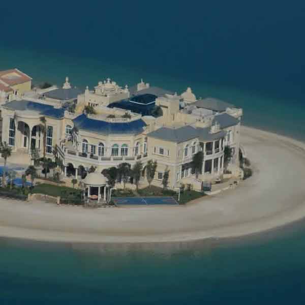 ভারতীয় বংশোদ্ভূত উদ্যোগপতিরা নন, বিত্তবান ব্রিটিশ নাগরিকদের দেশত্যাগের হিড়িক বাড়ছে ব্রিটেনে। মাতৃভূমি ছেড়ে বিদেশকেই আপন করে নিচ্ছেন ধনকুবেররা! ধনকুবের শিল্পপতি লক্ষ্মী মিত্তলের মতো আরও অনেক শিল্পোদ্যোগী বাক্স-প্যাঁটরা গুছিয়ে দুবাইবাসী হয়েছেন। ‘ইমপ্রোবেবল’-এর প্রতিষ্ঠাতা হরমন নারুলা এবং ‘রেভোলুট’-এর নিক স্টোরনস্কির মতো ধনী উদ্যোক্তারা ইতিমধ্যেই দুবাই চলে গিয়েছেন। ব্রিটেনে কর নিয়ে যে ভাবে অনিশ্চয়তা বাড়ছে তাতে সে দেশে ভবিষ্যতে ব্যবসা করা কঠিন হয়ে পড়বে বলে মত দেশত্যাগী ধনকুবেরদের।