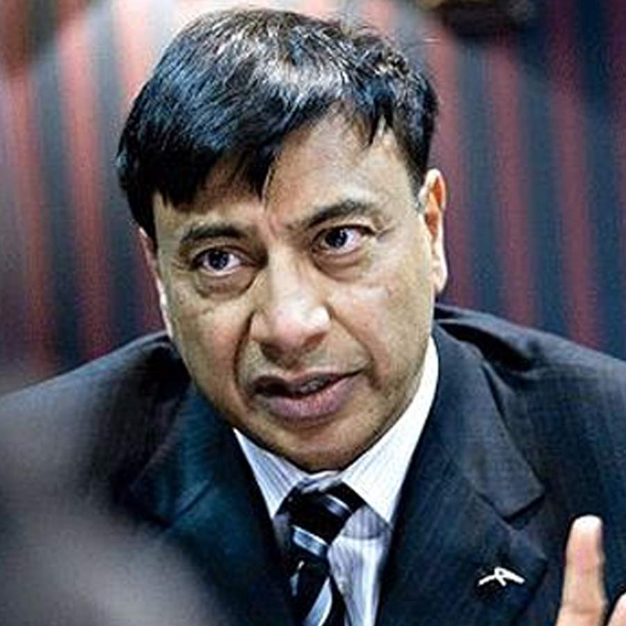 পশ্চিম এশিয়ার দেশেই থিতু হতে চাইছেন ধনকুবের। মরুশহর দুবাইয়ে একটি প্রাসাদ কেনা রয়েছে তাঁর। ব্রিটেনের সম্পত্তি কর নিয়ে দোলাচলের ফলে বিশ্বের অন্যতম ধনী ইস্পাত ব্যবসায়ী এবং দীর্ঘ দিন ধরে যুক্তরাজ্যে বসবাসকারী লক্ষ্মী মিত্তল তাঁর বাসস্থান এবং ব্যবসা প্রতিষ্ঠান নাইয়া দ্বীপকেই বেছে নেওয়ার পরিকল্পনা করে ফেলেছেন বলে সূত্রের খবর।