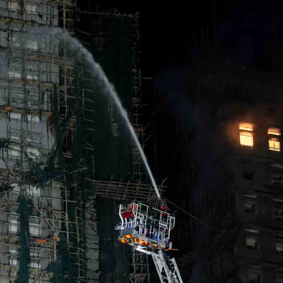 হংকঙের ‘ওয়াং ফুক কোর্ট’ আবাসনে বৃহস্পতিবারও চলছে আগুন নেভানোর কাজ।