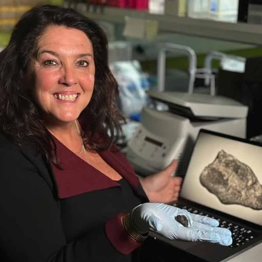 ১০ হাজার বছরের পুরনো সেই গাম হাতে বিজ্ঞানী। 