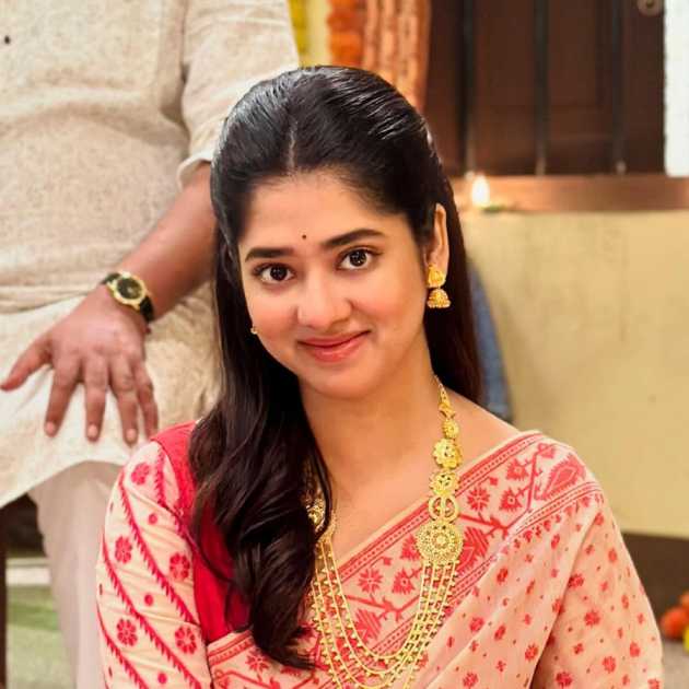 Speculations are theatre actress Shirin Pal will be seen as Aparna instead of Ditipriya Roy in Chirodini Tumi Je Amar serial dgtl