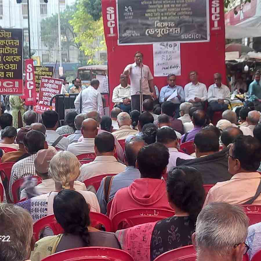 রাজ্যের মুখ্য নির্বাচনী আধিকারিকের (সিইও) দফতরের কাছে এসইউসি-র প্রতিবাদ সভা।