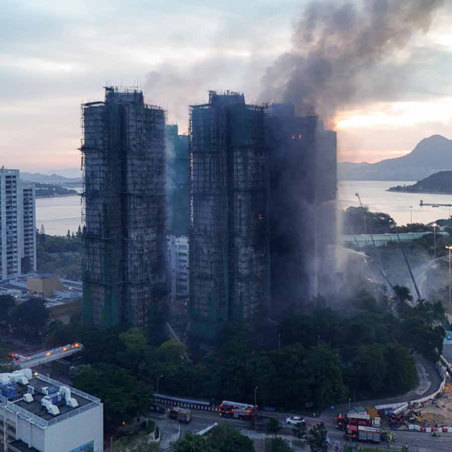 হংকঙের অগ্নিদগ্ধ সেই সাত বহুতল। ছবি: রয়টার্স।