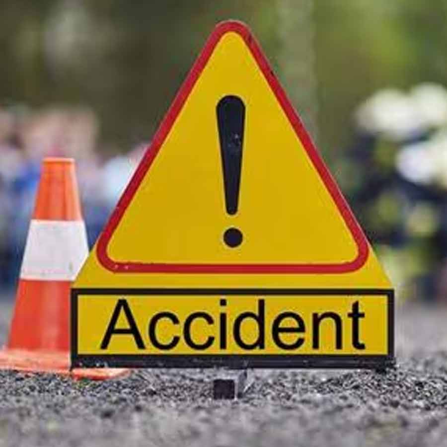 Bus accident at Behala Thakurpukur, man loses limb dgtl