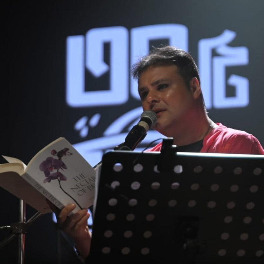 পাঠে সুজয়প্রসাদ।