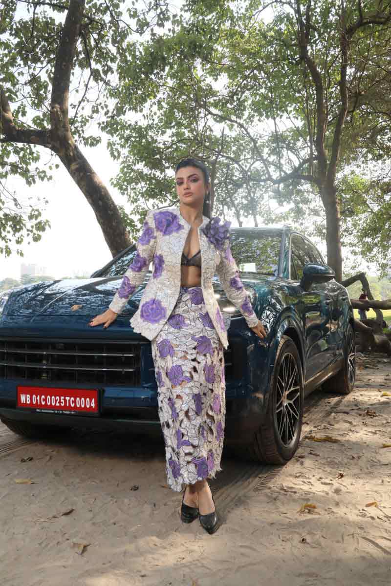 ডিজ়াইনে ব্যতিক্রমী ধারা, পোশাকের কাট ও অভিনব নকশার চিন্তা... সব মিলিয়ে অভিষেকের পোশাক যেন এক নতুন মরসুমের সূচনা করেছে।