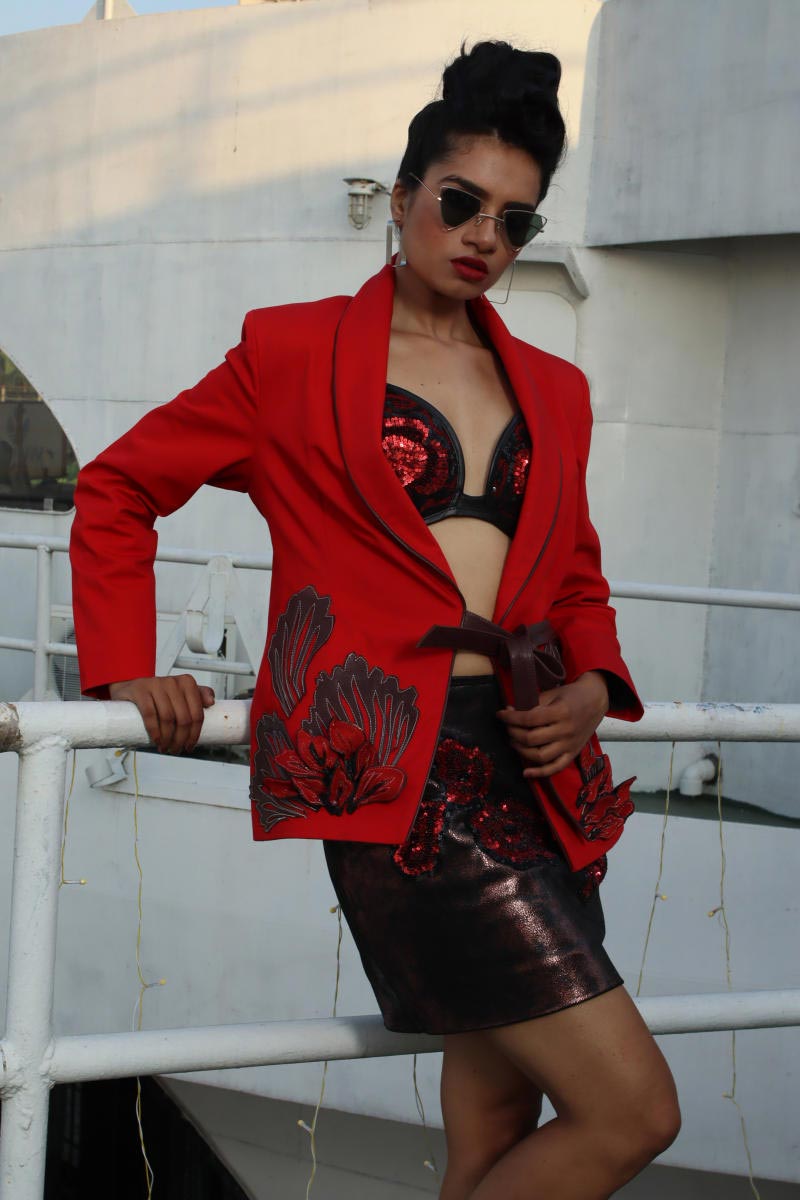 ডিজ়াইনে ব্যতিক্রমী ধারা, পোশাকের কাট ও অভিনব নকশার চিন্তা... সব মিলিয়ে অভিষেকের পোশাক যেন এক নতুন মরসুমের সূচনা করেছে।