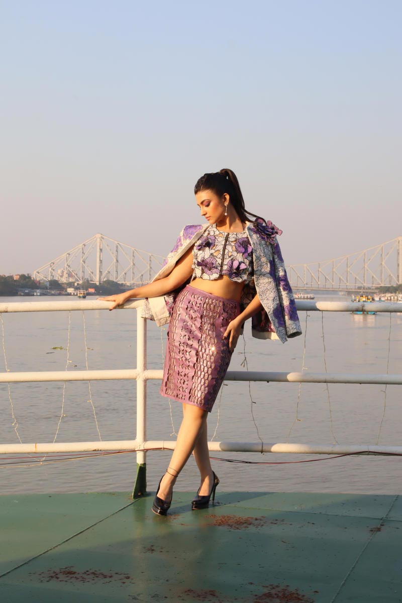 ডিজ়াইনে ব্যতিক্রমী ধারা, পোশাকের কাট ও অভিনব নকশার চিন্তা... সব মিলিয়ে অভিষেকের পোশাক যেন এক নতুন মরসুমের সূচনা করেছে।