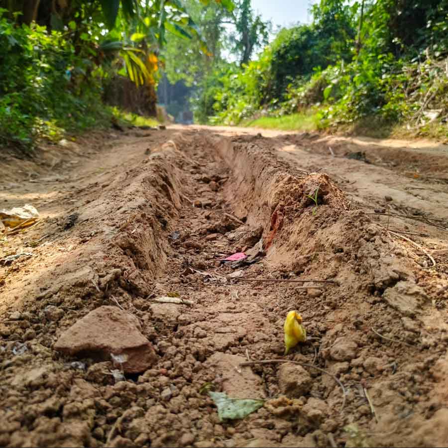 শীতেও চলাচলের অযোগ্য ডেবরার কাঁকড়া-মোহনপুরের রাস্তা।