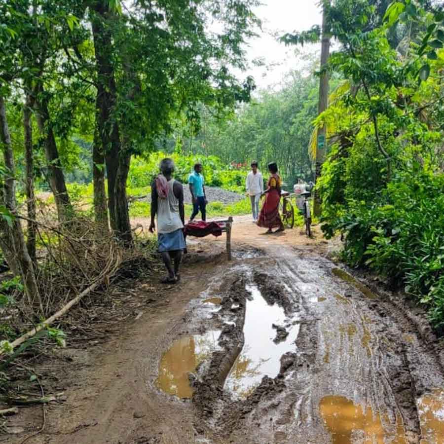 কাদারাস্তায় খাটিয়া ভরসা।