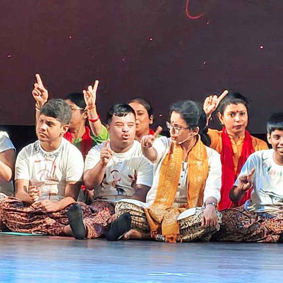 dance performance was held at Madhusudan Mancha