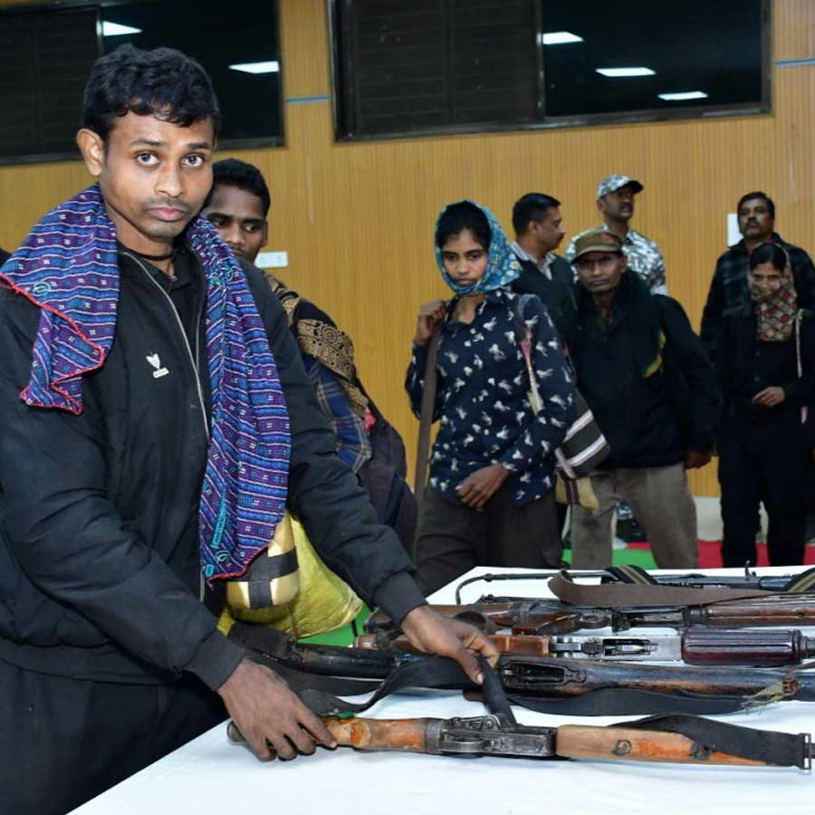 Maoist leader Anant alias Vinod Sayyana lays down weapon along with 11 others in Gondia district of Maharashtra dgtl