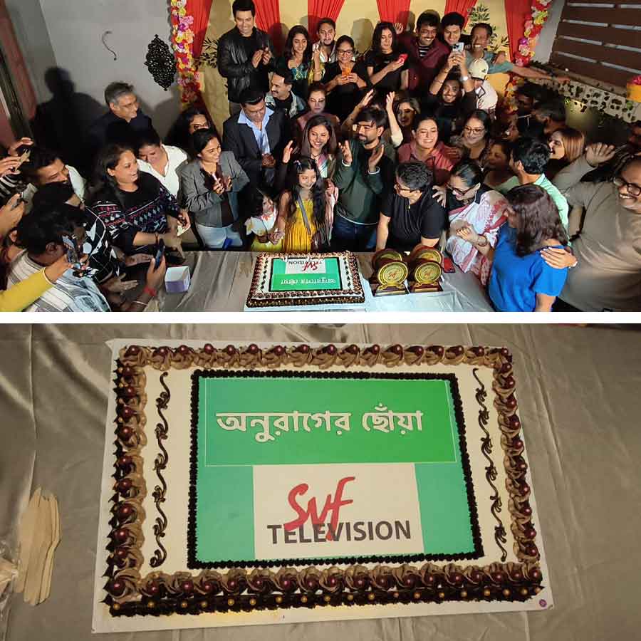  কেক কেটে শেষ দিনের উদ্‌যাপন। 