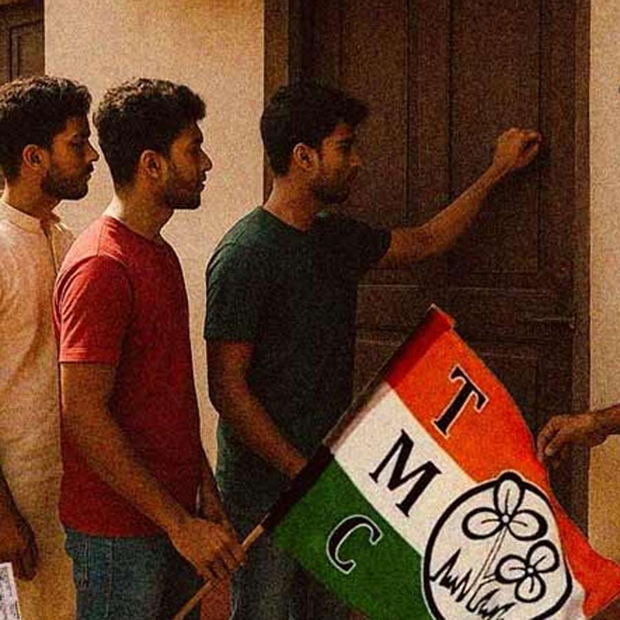 A few TMC activists from Domkal, Murshidabad campaigned against the party leader regarding cut money case