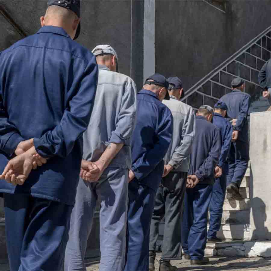 বিজিত: ইউক্রেনের এক বন্দিশিবিরে যুদ্ধবন্দিদের সারি। গেটি ইমেজেস