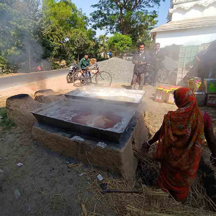 জ্বাল দেওয়া হচ্ছে খেজুর রস। 