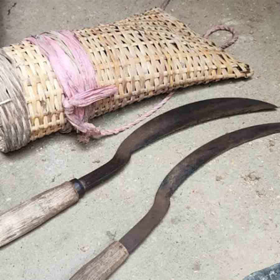  বাঁশ চেঁছে তৈরি ‘খালোই’ এবং শিউলিদের প্রয়োজনীয় যন্ত্রপাতি। (ছবি: লেখক)