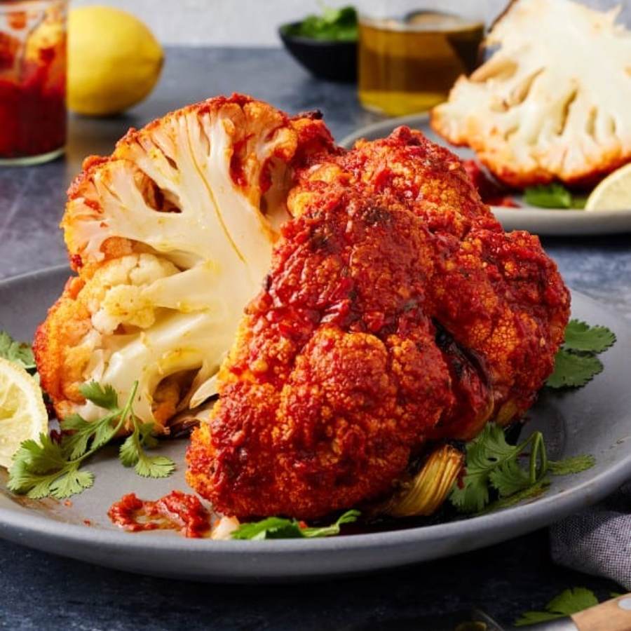 আস্ত ফুলকপির রোস্ট।