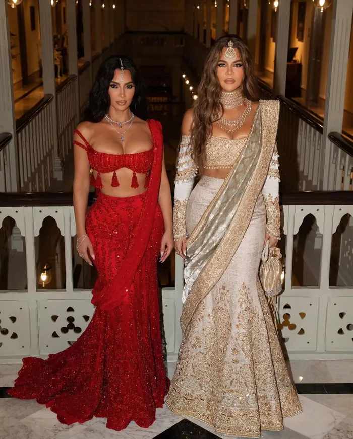 কিম কার্দাশিয়ান এবং তাঁর বোন ক্লোয়ি কার্দাশিয়ান। অনন্ত অম্বানীর বিয়ের অনুষ্ঠানে।
