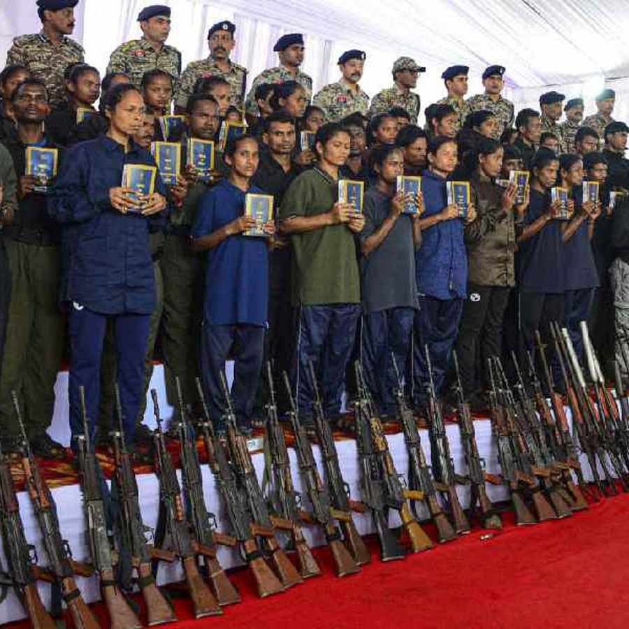 ছত্তীসগঢ়ে আত্মসমর্পণ করলেন মাওবাদী সংগঠনের ৩৭ সদস্য।