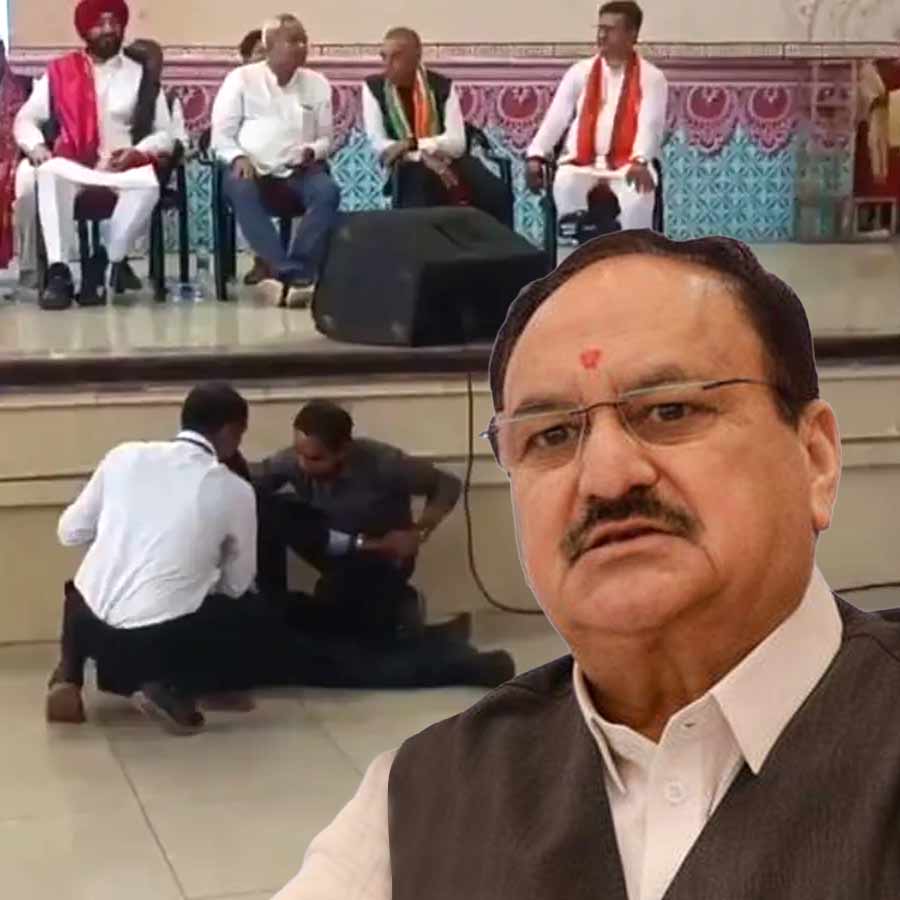 নিরাপত্তারক্ষী অজ্ঞান হয়ে পড়ে যাওয়ার পরেও জেপি নড্ডা বক্তৃতা থামাননি বলে অভিযোগ।