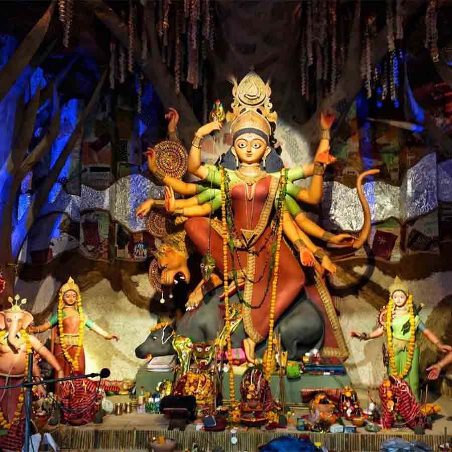 বেহালা বুড়ো শিবাতলা জনকল্যাণ সমিতির প্রতিমা। 