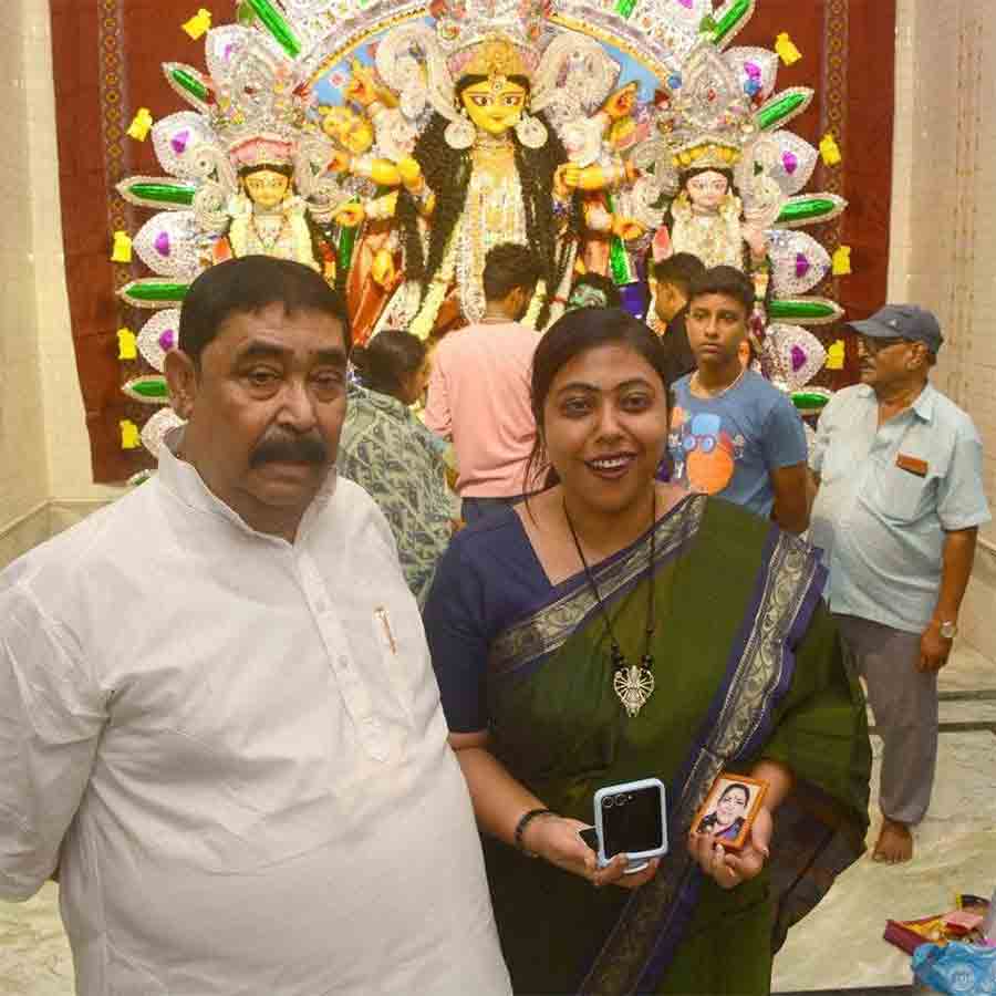 বাড়ির পুজোতে কেষ্ট ও তাঁর কন্যা সুকন্যা। 