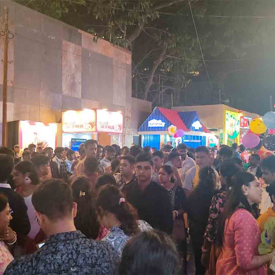 টালা প্রত্যয়ে রাত বাড়ার সঙ্গে সঙ্গে বাড়ছে জনস্রোত। 