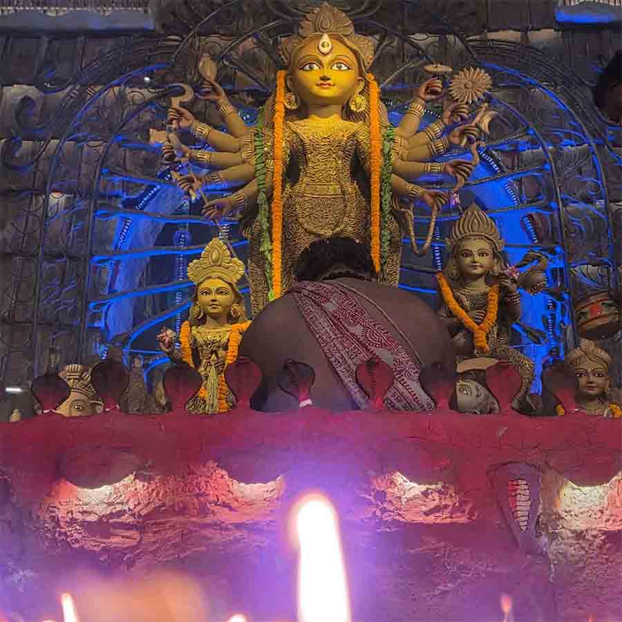 শিবমন্দিরের প্রতিমা ও পুজোর মুহূর্ত। 