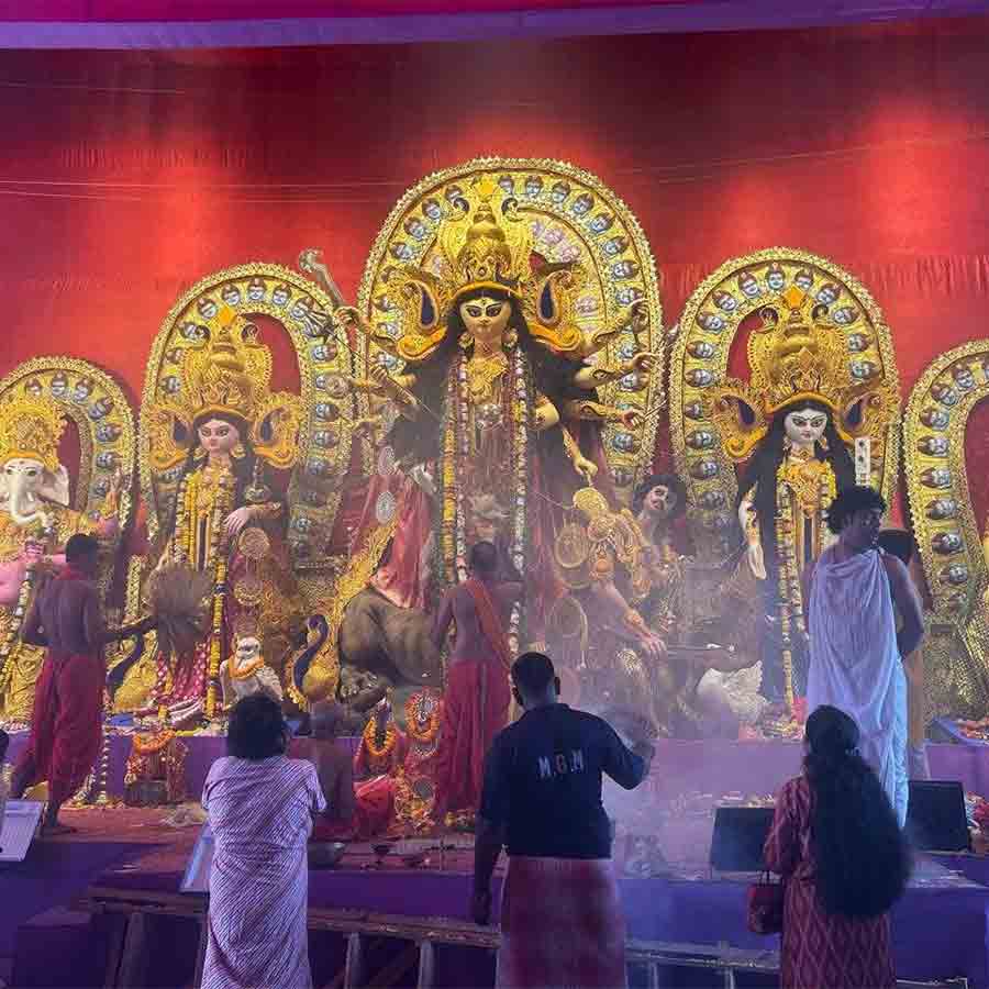 খিদিরপুর নবরাগে পুজোর মুহূর্ত। 