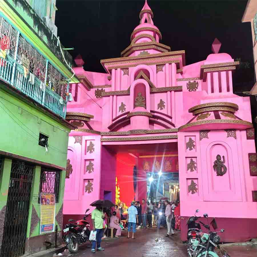 খিদিরপুরে ঝিরিঝিরি বৃষ্টি দেখা গিয়েছে। 