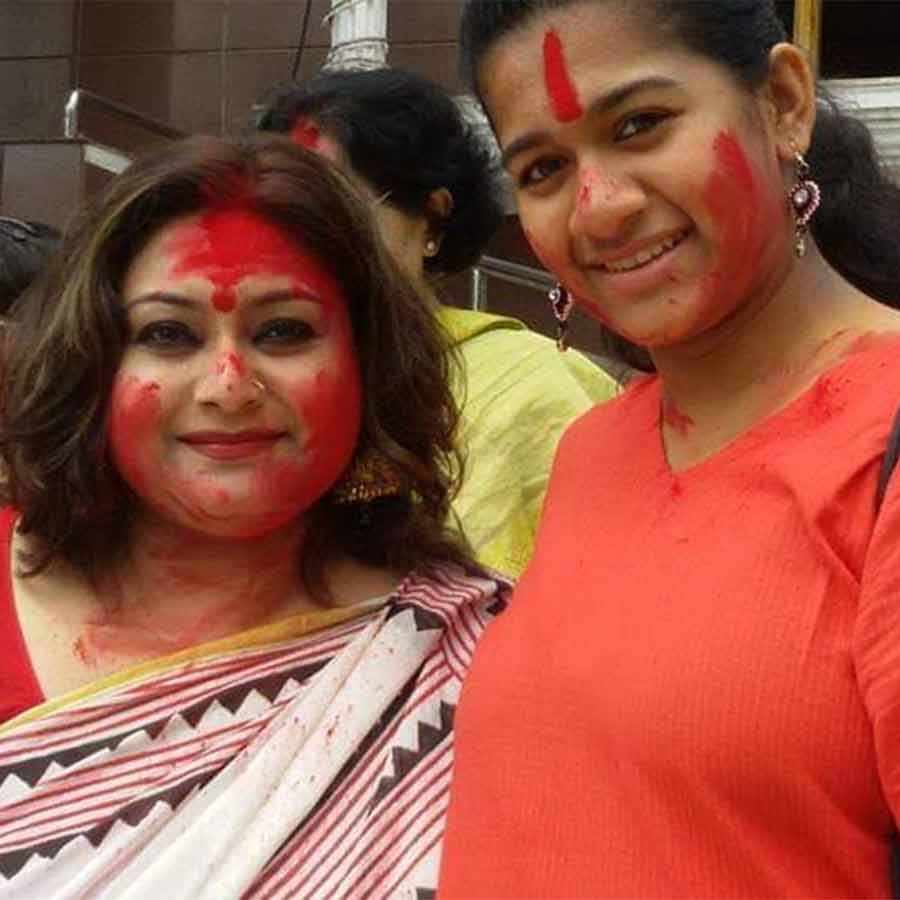 মেয়ের সঙ্গে জোজো।