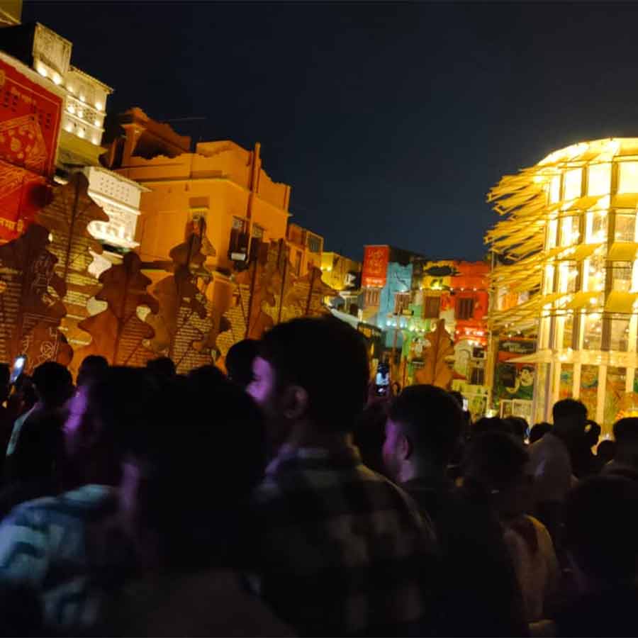 কাশীবোস লেনে ভোর ৪টা ৪৫ নাগাদ মানুষের জনস্রোত। 