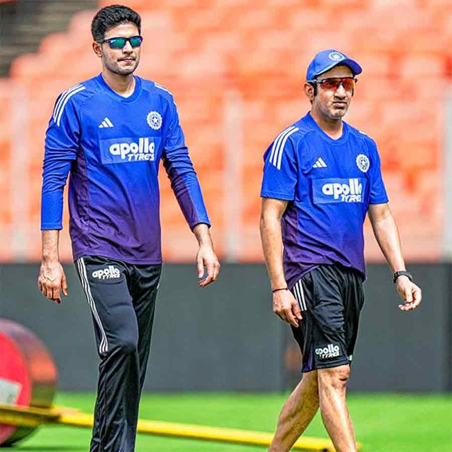 জুটি: আমদাবাদে অধিনায়ক গিল এবং কোচ গম্ভীর।